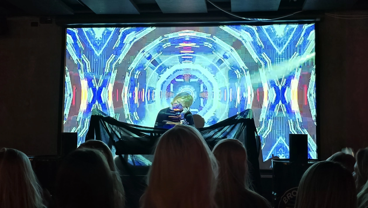 Rumkraft DJ-elev spiller live i københavnsk natklub
