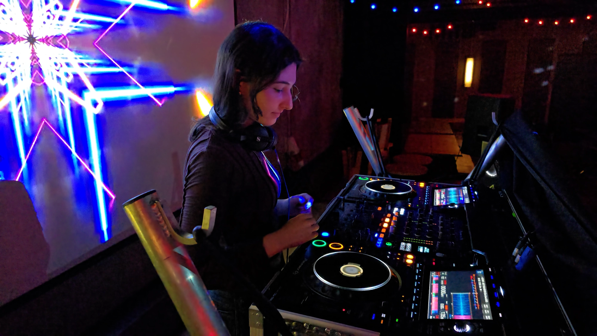 DJ-elev mixer på Pioneer DJ udstyr hos Rumkraft